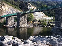 La passerelle de Baysan entre Pont-de-Labeaume et Lalevade.