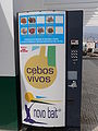 Máquina expendedora de cebo vivo en el puerto de Roquetas de Mar, España.