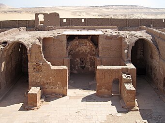 Hurus tranversal, haïkal et vestiges de la coupole du sanctuaire.