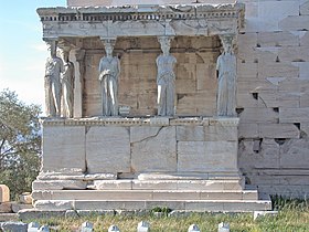 Vista frontale della loggia delle Cariatidi