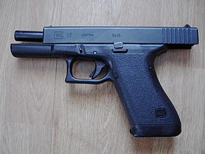 Generation 1 Glock 17 med öppen mantel.