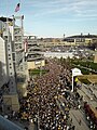 Foule près du stade.