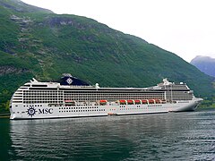 MSC Orchestra nel final del fiordu, cerca del pueblu de Geiranger