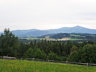 Die Mährisch-Schlesischen Beskiden, von Kunčice pod Ondřejníkem aus aufgenommen, rechts die Lysá hora