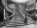 La Gran Escalera de primera clase del Olympic, cuyo diseño era similar a la del Titanic. No existen, sin embargo, fotografías auténticas de la escalera del Titanic.