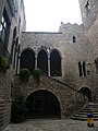 El palau Requesens, seu de l'Acadèmia de Bones Lletres de Barcelona, que és a es:Real Academia de las Buenas Letras de Barcelona, es:Gótico catalán, de:Acadèmia de Bones Lletres de Barcelona i en:Catalan Gothic.