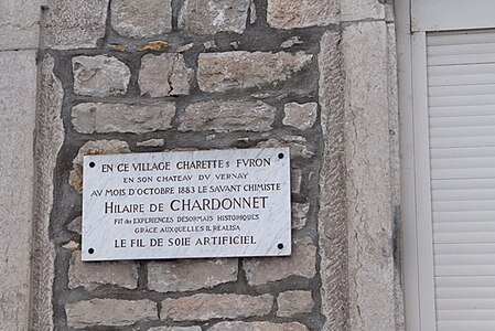 Plaque commémorative à la mairie de Charette rappelant les expériences conduites au château du Vernay et ayant mené à l'invention de la soie artificielle.