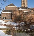 Zutphen, el Restaurant by Chiel con la torre de la iglesia (Walburgiskerk)