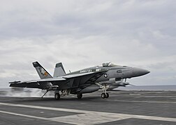 F/A-18E超級大黃蜂打擊戰鬥機降落於喬治·華盛頓號航空母艦