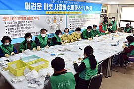 Fabrication de masques de protection à la main à Busan le 5 mars.