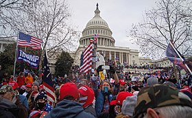 Scène du 6 janvier 2021 devant le Capitole des États-Unis.