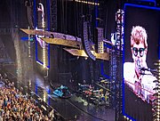 埃尔顿·约翰的“告别黄砖路巡回演唱会（英语：Farewell Yellow Brick Road）”目前为男歌手巡演最卖座纪录保持者，同时在2023年前也曾是全球最卖座的巡演。