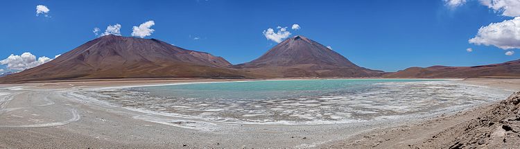 Солёное озеро Лагуна-Верде на юго-западе плато Альтиплано у подножия вулкана Ликанкабур