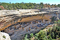 A Sziklapalota látképe a Mesa Verde Nemzeti Parkban