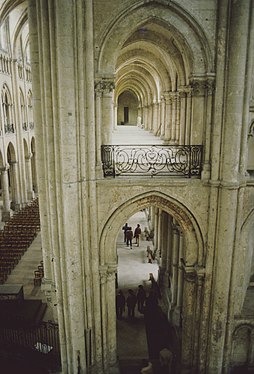 La nef et la tribune du bas-côté.