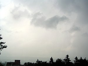 ちぎれ雲を伴う乱層雲