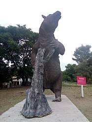 Réplica de un Megaterio en la Plaza Carrasco, Pehuen Có, Coronel Rosales.