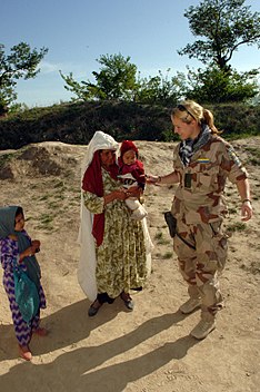 Kamouflageuniformer finns i många olika färgkombinationer beroende på i vilken terräng soldaten skall operera. Här den svenska Fältuniform 90TR BE.