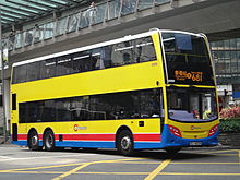 Un autobus urbano a due piani in servizio a Hong-Kong