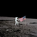 Apollo 12 - Conrad ved det amerikanske flagget.