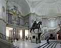 Figurenkopie und Sockeloriginal im Bode-Museum