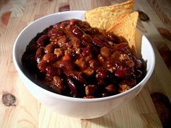 Mísa s chilli con carne s fazolemi a tortillovými plackami