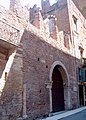 Détail d'architecture typique d'une allégeance guibeline : les merlons en forme de queue d'hirondelle; Maison dite "Casa di Romeo", de la famille Montecchi de Vérone.