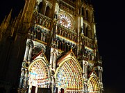 De façade van de kathedraal tijdens het in de zomer vertoonde lichtspel Amiens, de kathedraal in kleuren.