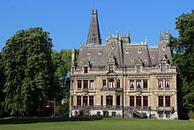 Photographie d'un château aux toits très pentus.