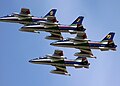 Группа Frecce Tricolori итальянских ВВС выполняет пилотаж на авиашоу в Фэйрфорде, Великобритания, 2005