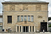 Drei von fünf Amazonen-Reliefs an der Stirnseite des Moserbaus, Kunsthaus Zürich; zwei weitere sind an der rechten Seite des Eingangsportals zu sehen