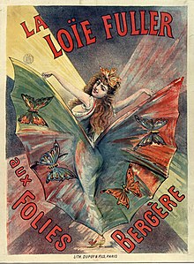 L’artiste est représentée de trois-quarts dos au centre de l’affiche, les bras levés tenant derrière elle, par des baguettes, un voile décoré de papillons. Les coloris du fond, rose très pâle, bleu pâle, vert, jaune, orangé éclatent par quartiers à partir du centre, en décalage avec ceux du voile, donnant une impression de zigzags et amplifiant le mouvement.