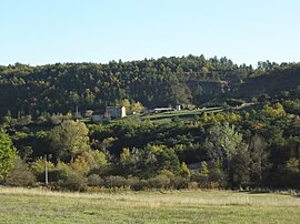 A farmhouse on a hill, near to old Montlaux