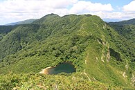 西側の夜叉ヶ池山から望む夜叉ヶ池と三周ヶ岳