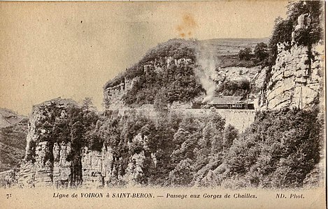 Les gorges de Chailles, au tout début du XXe siècle, lorsque la route qui les surplombe était utilisée par un chemin de fer secondaire, le chemin de fer de Voiron à Saint-Béron.