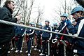 Photographie représentant des jeunes encadrés par l'armée