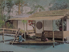 Shimokamo, Kioto. Photographie à l'albumine colorée à la main. Vue d'une maison de thé et d'un bateau de loisir à Shimogamo, Kyoto.