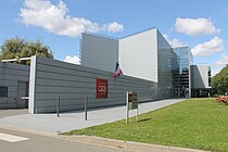 Gedung CEA, markas Pusat Penelitian Nuklir Saclay di Paris-Saclay