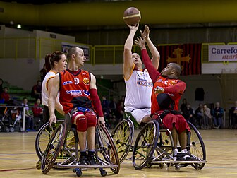 Match entre les équipes de Rome (en blanc) et de Toulouse (en rouge), durant le premier tour de l'Euroligue de basket-ball en fauteuil roulant, qui a eu lieu à Toulouse en mars 2012. (définition réelle 4 469 × 3 352)