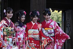 Japonės su kimono