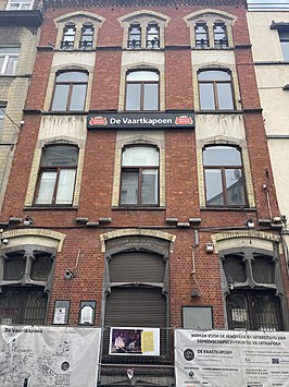 De voorgevel van het gebouw van de Vaartkapoen in de Schoolstraat 76