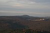 Blick vom Aussichtsturm auf dem Dreistelzberg nach Norden zur Großen Haube; rechts das Kloster Volkersberg (auf dem Kirchberg bei Volkers)