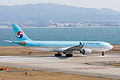 大韓航空的空中巴士A330-300型客機在關西國際機場滑行
