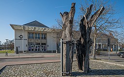 Rådhustorget, med stadens kulturhus och skulpturen Stundeneiche av Franziska Uhl.