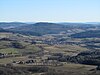 Blick von der Milseburg nordostwärts über das Scheppenbachtal zum Auersberg; vorne Steinbach; mittig die Nachbardörfer Liebhards und Eckweisbach; hinten links der Große Inselsberg im Thüringer Wald