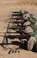 Marines estadounidenses disparan con la M249 SAW durante un entrenamiento en Al Asad, Irak, principios de 2005.