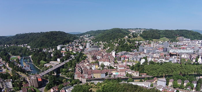 Blick auf Baden vom Kraftwerk Aue (links) über die Hochbrücke und die Altstadt bis Baden-Nord