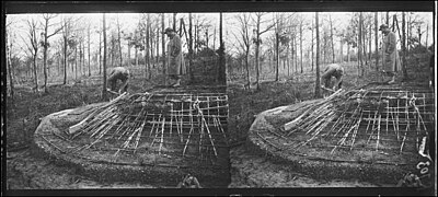 Au pied de la cote 285, construction d'un blockhaus pour mitrailleuse.