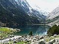 En bas à gauche, le gave de Gaube s'écoule depuis le lac de Gaube.