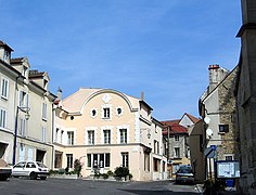 La rue Gabriel-Péri, au niveau du numéro 123, face à l'église St Martin. Dans le fond l'ancien hôtel de la Prévôté.